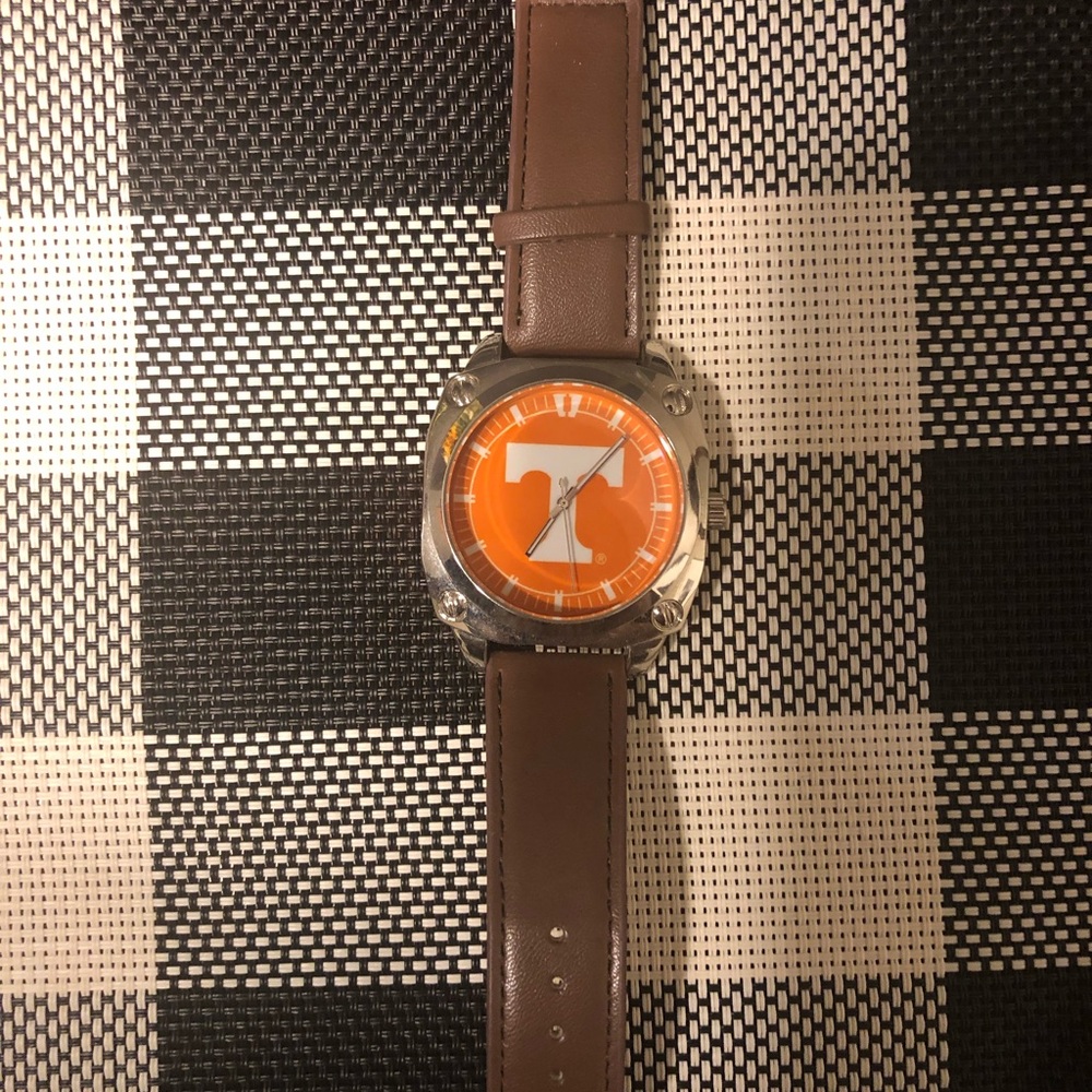 Men’s Tennessee Volunteers watch